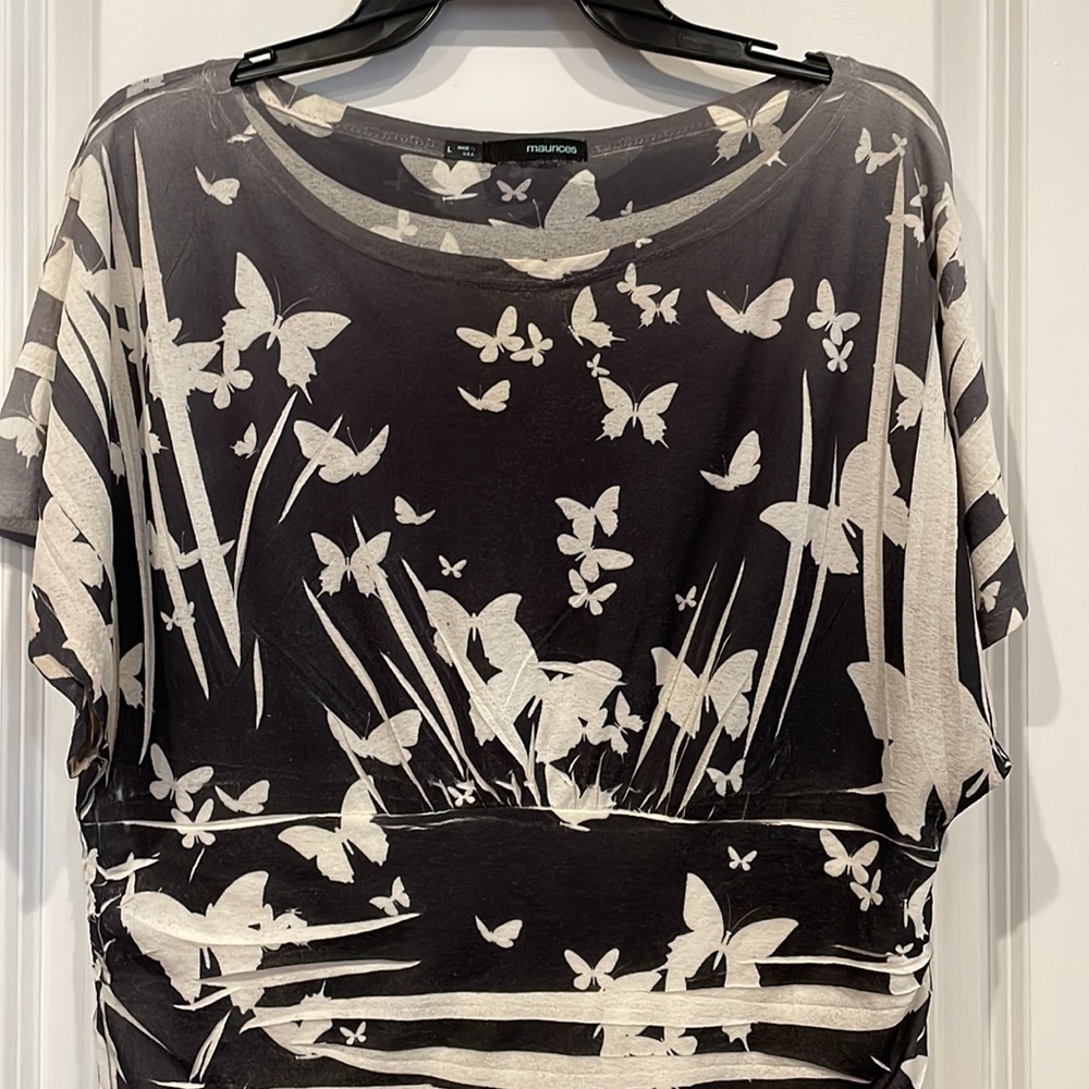 Ladies top. - Picture 2 of 4